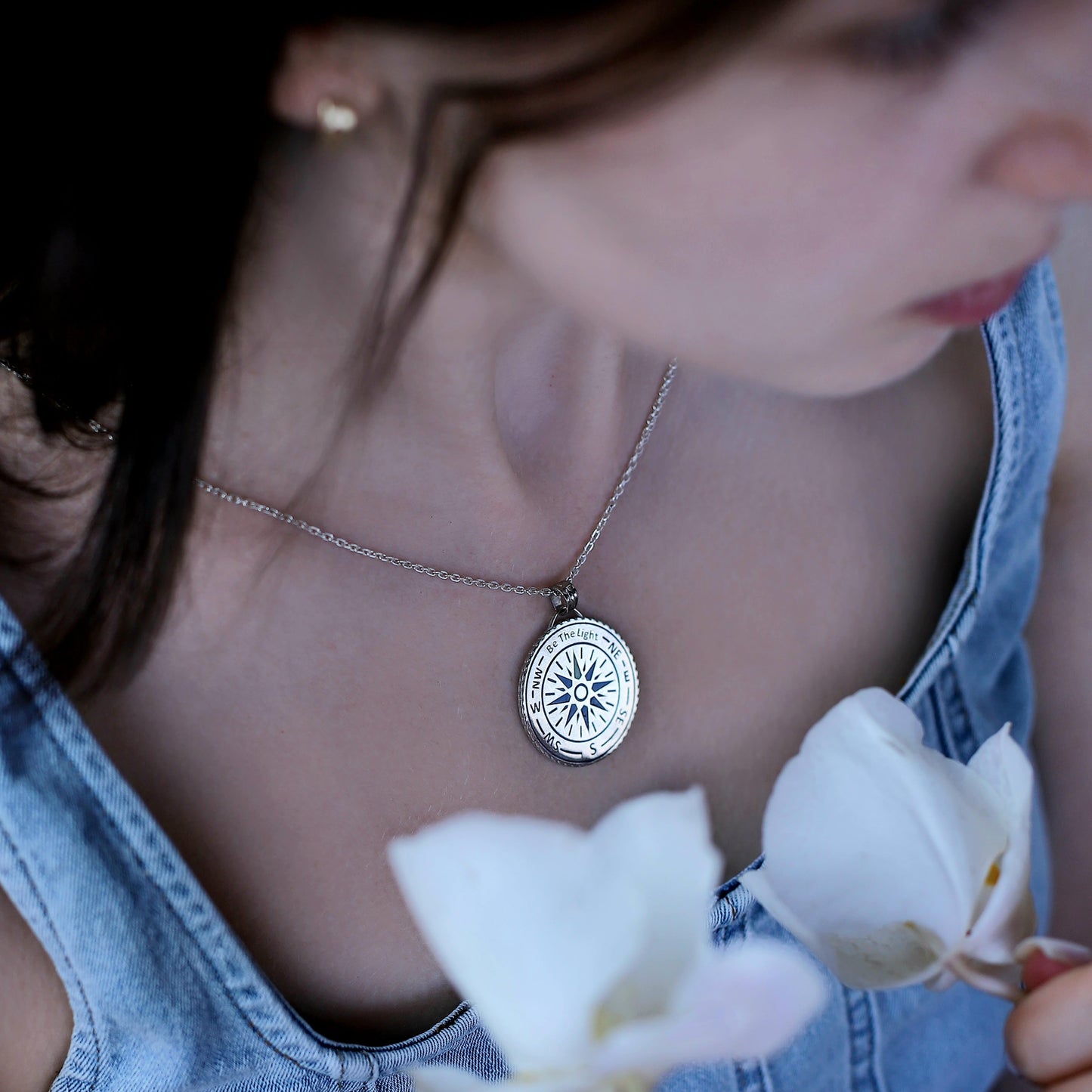 🧭 Be The Light – Glowing Compass Pendant